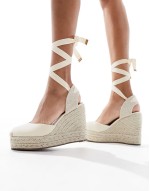 Tyra closed toe wedges in natural linen